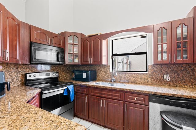 33 Peachtree Place, Boynton Beach, FL 33436