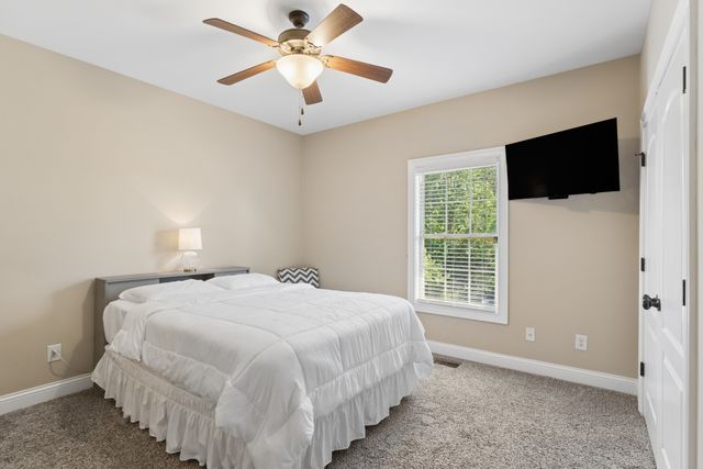 1038 Briarwood Dr, Cottontown, TN 37048