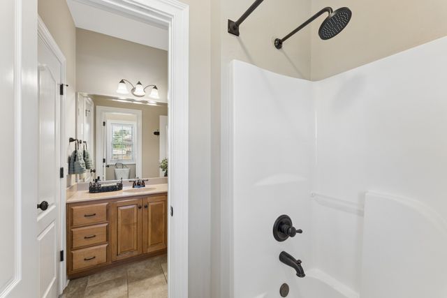 1038 Briarwood Dr, Cottontown, TN 37048