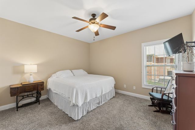 1038 Briarwood Dr, Cottontown, TN 37048