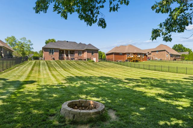 1038 Briarwood Dr, Cottontown, TN 37048