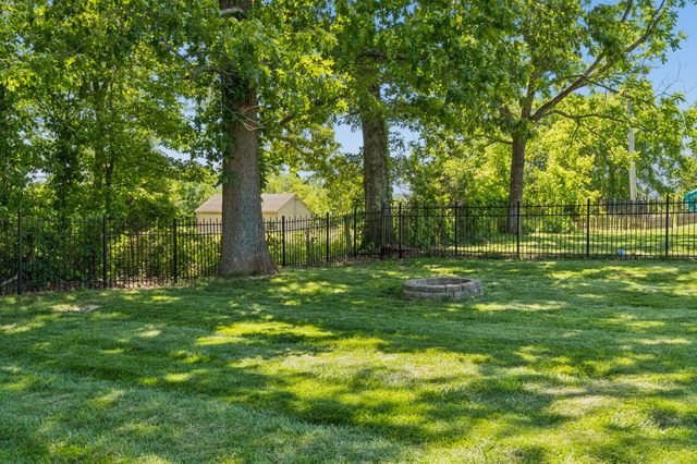 1038 Briarwood Dr, Cottontown, TN 37048