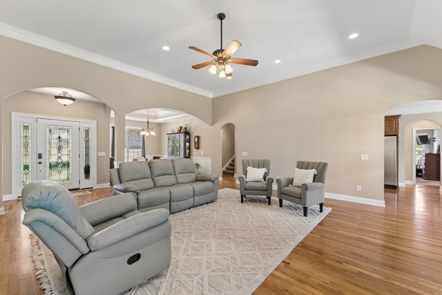 1038 Briarwood Dr, Cottontown, TN 37048