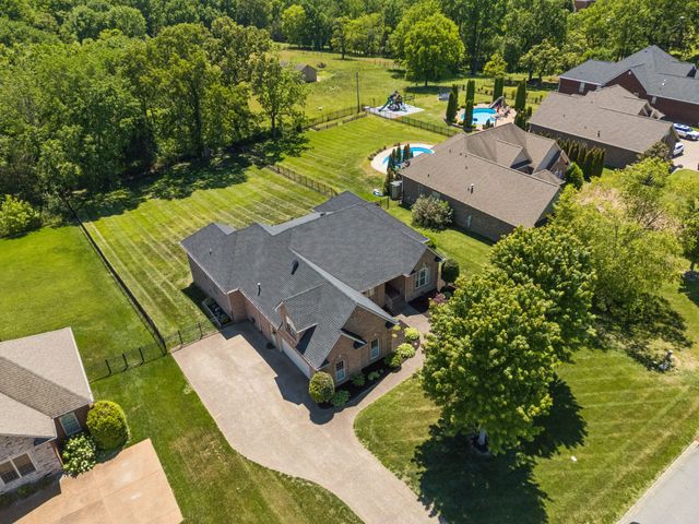 1038 Briarwood Dr, Cottontown, TN 37048
