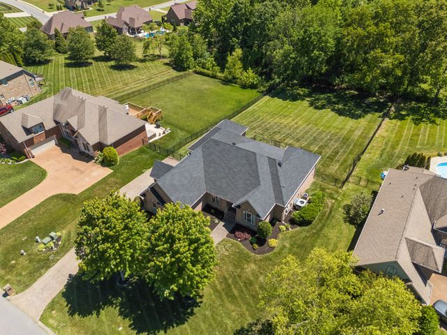 1038 Briarwood Dr, Cottontown, TN 37048