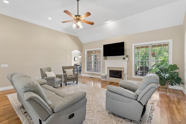 1038 Briarwood Dr, Cottontown, TN 37048