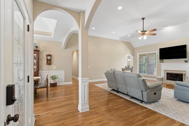 1038 Briarwood Dr, Cottontown, TN 37048