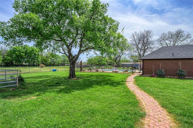 501 N Van Zandt Street, Tioga, TX 76271