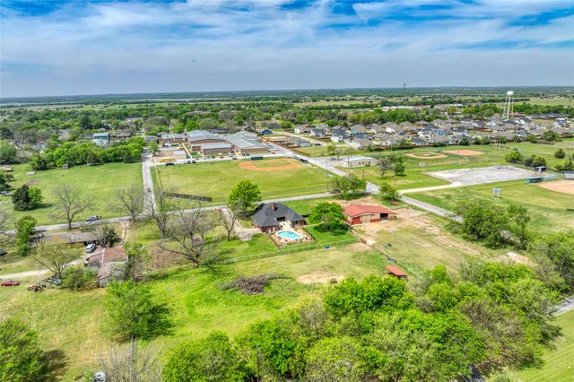 501 N Van Zandt Street, Tioga, TX 76271