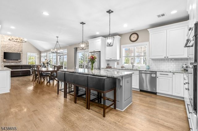 1 Thames Ln, Raritan Twp., NJ 08822