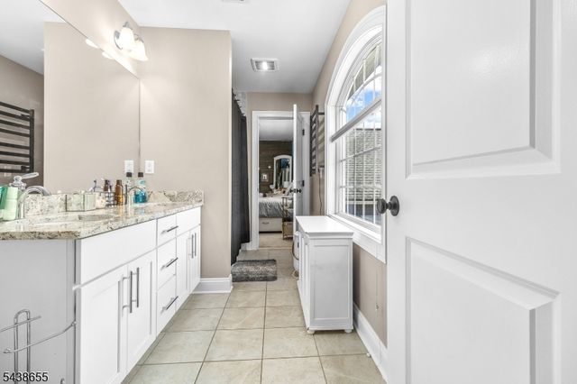 1 Thames Ln, Raritan Twp., NJ 08822