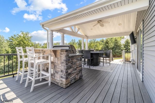 1 Thames Ln, Raritan Twp., NJ 08822