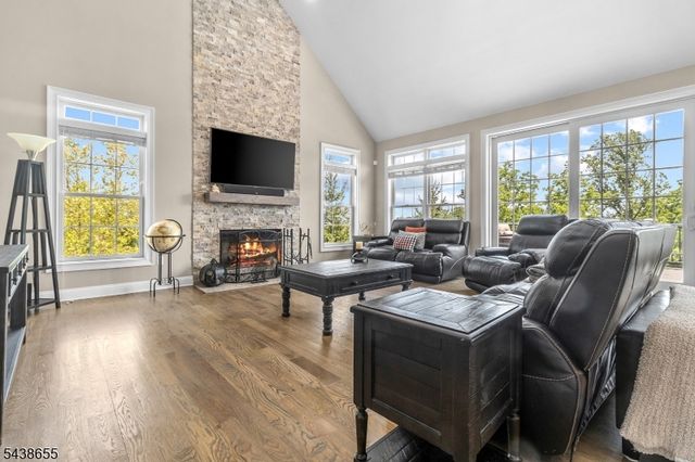 1 Thames Ln, Raritan Twp., NJ 08822