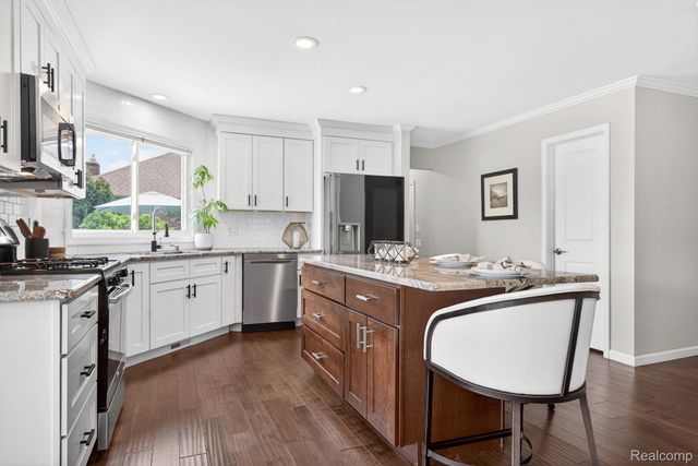 38005 River Bend, Farmington Hills, MI 48335