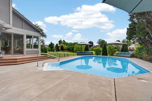 38005 River Bend, Farmington Hills, MI 48335