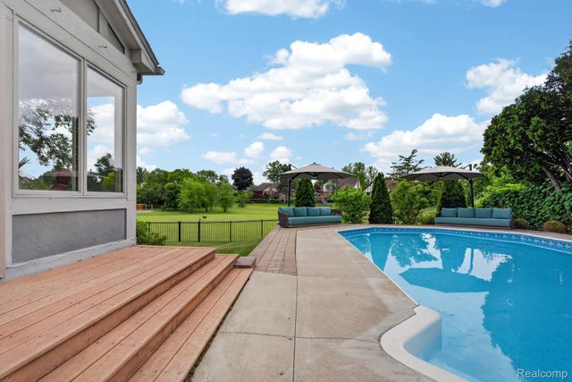 38005 River Bend, Farmington Hills, MI 48335