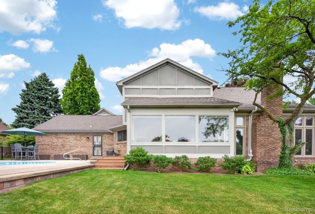 38005 River Bend, Farmington Hills, MI 48335