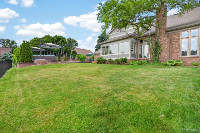 38005 River Bend, Farmington Hills, MI 48335