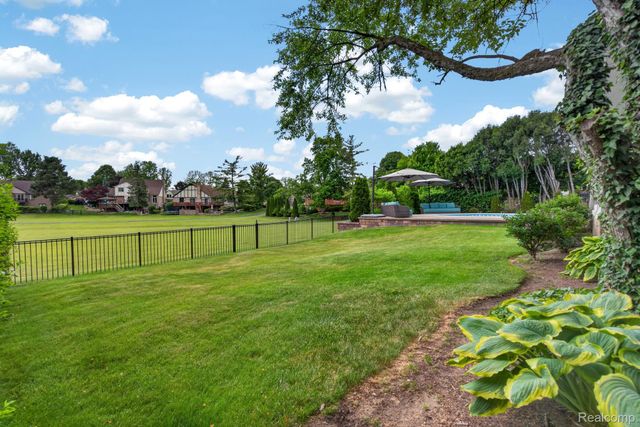 38005 River Bend, Farmington Hills, MI 48335