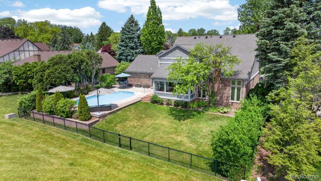 38005 River Bend, Farmington Hills, MI 48335