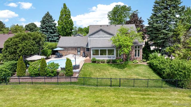 38005 River Bend, Farmington Hills, MI 48335
