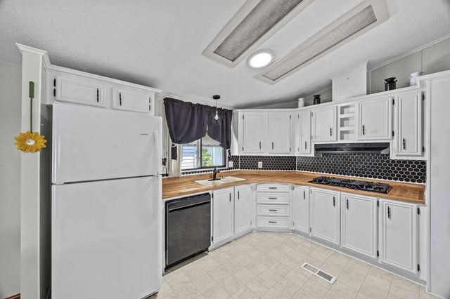 9161 Santa Fe Avenue E 20, Hesperia, CA 92345