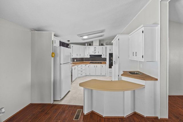 9161 Santa Fe Avenue E 20, Hesperia, CA 92345