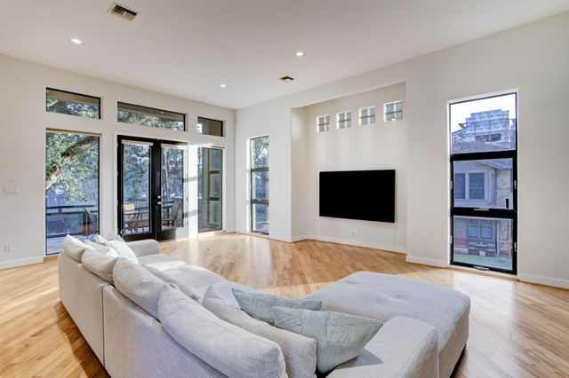 5002 Milam, Houston, TX 77006