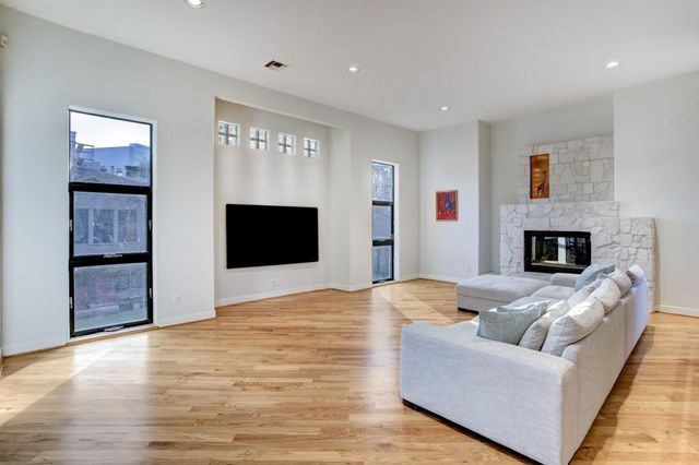 5002 Milam, Houston, TX 77006