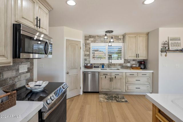 1505 E Cloud Road, Phoenix, AZ 85086