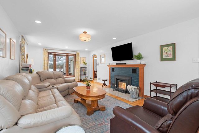 828 N WEBSTER AVENUE, De Pere, WI 54115