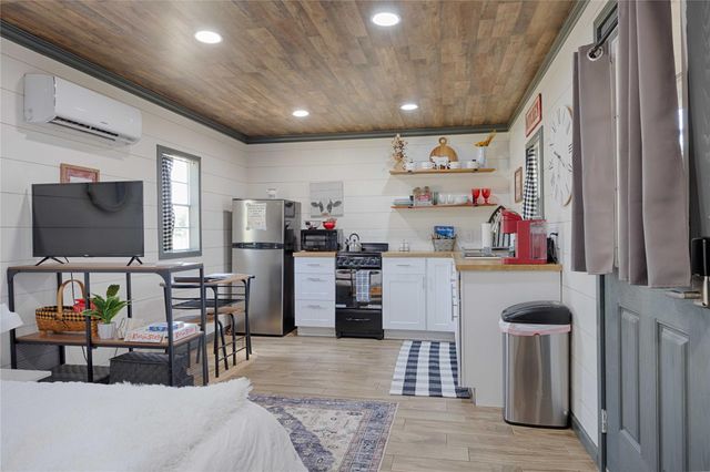 2666 County Road 247, Moulton, TX 77975