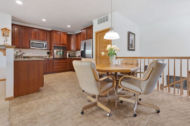 1385 SCARBORO Road 204, Schaumburg, IL 60193