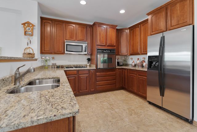 1385 SCARBORO Road 204, Schaumburg, IL 60193