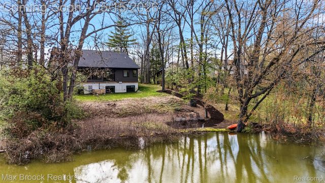 2404 Uplong Street, West Bloomfield Charter Township, MI 48324