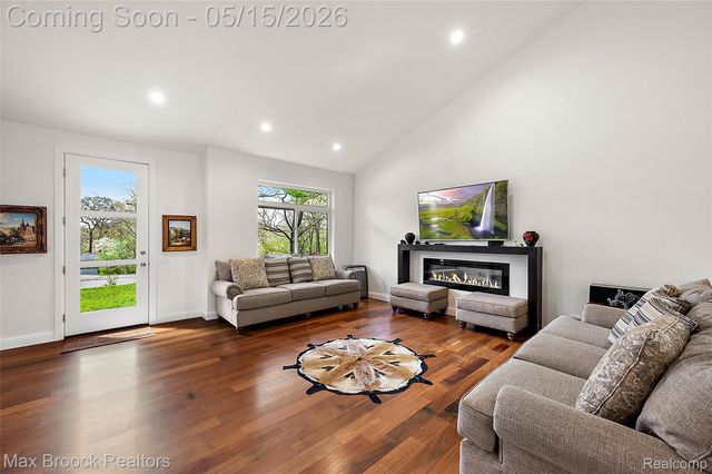 2404 Uplong Street, West Bloomfield Charter Township, MI 48324