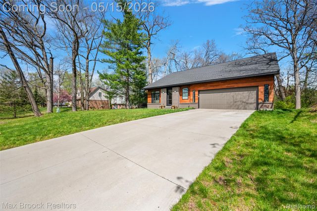 2404 Uplong Street, West Bloomfield Charter Township, MI 48324