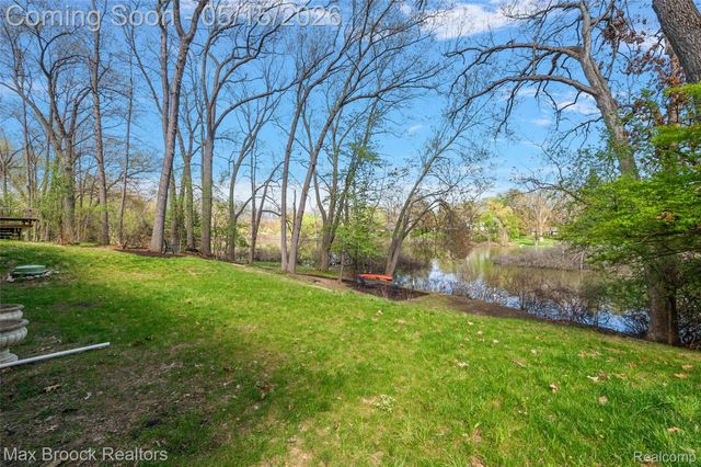 2404 Uplong Street, West Bloomfield Charter Township, MI 48324