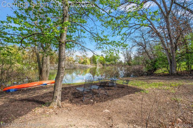2404 Uplong Street, West Bloomfield Charter Township, MI 48324