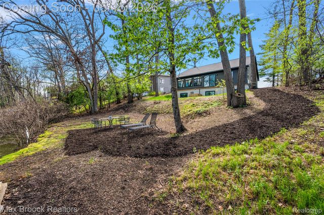 2404 Uplong Street, West Bloomfield Charter Township, MI 48324
