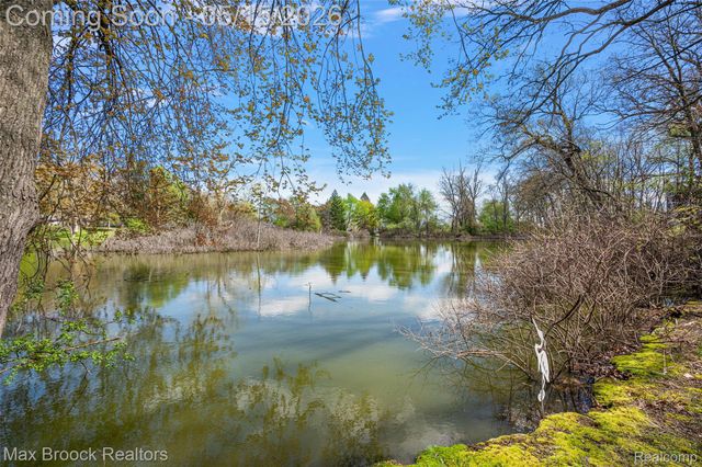 2404 Uplong Street, West Bloomfield Charter Township, MI 48324