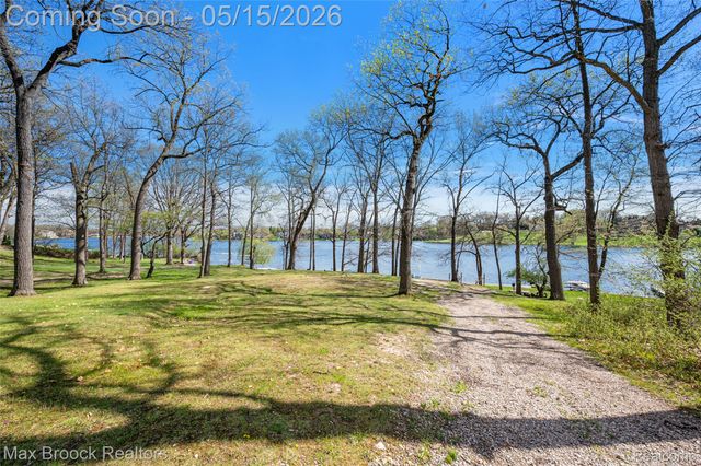 2404 Uplong Street, West Bloomfield Charter Township, MI 48324