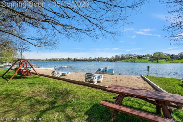 2404 Uplong Street, West Bloomfield Charter Township, MI 48324