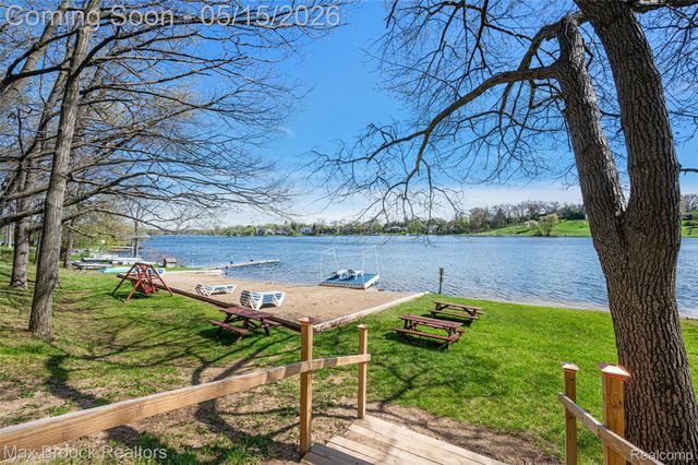 2404 Uplong Street, West Bloomfield Charter Township, MI 48324