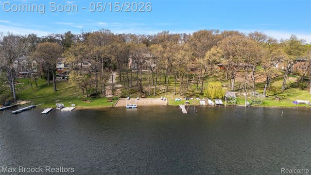 2404 Uplong Street, West Bloomfield Charter Township, MI 48324