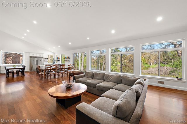 2404 Uplong Street, West Bloomfield Charter Township, MI 48324