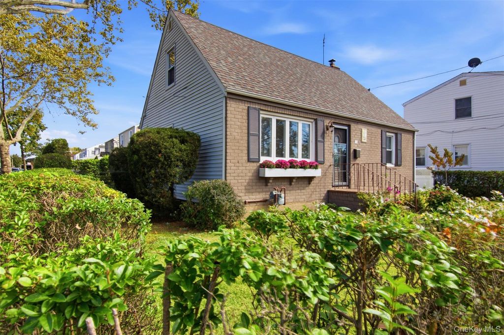 336 Herricks Road, Mineola, NY 11501 — photo 2