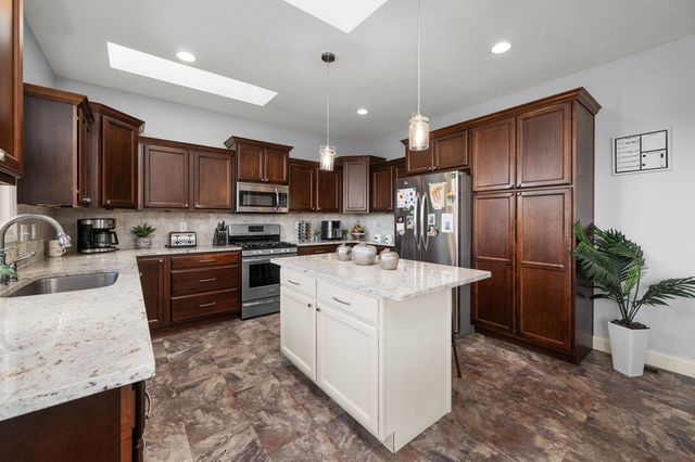 7127 MADISON Street, Davenport, IA 52806