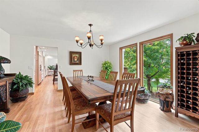 305 Wilshire Drive, Bloomfield Hills, MI 48302
