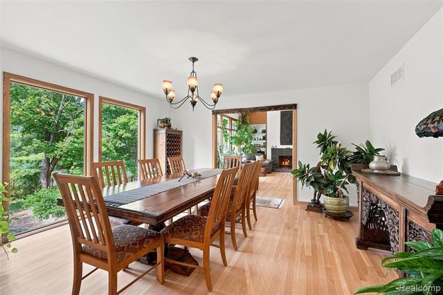 305 Wilshire Drive, Bloomfield Hills, MI 48302